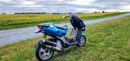 This is a visual of a fs: italjet dragster 180